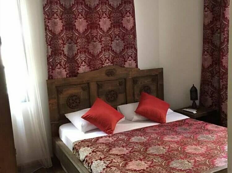 اتاق استاندارد سه نفره, Old House Hotel&pub