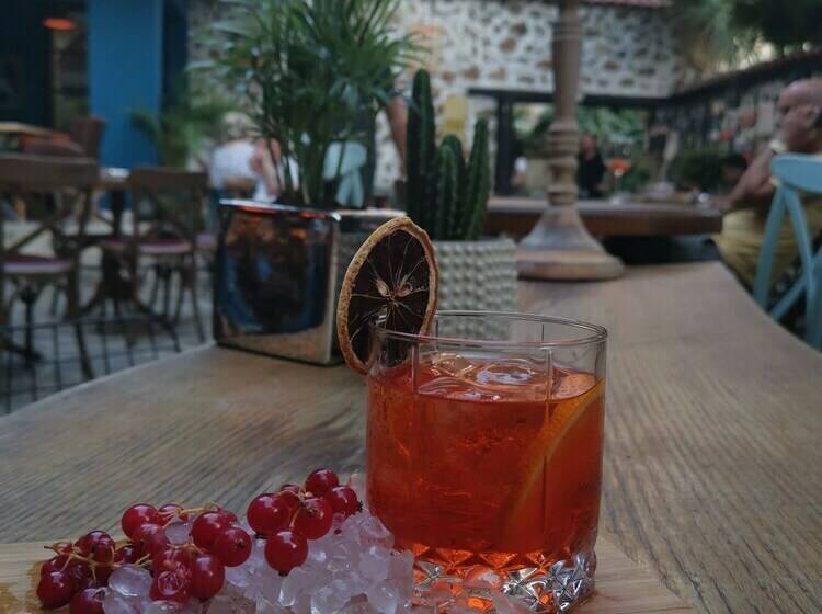 اتاق استاندارد سه نفره, Old House Hotel&pub