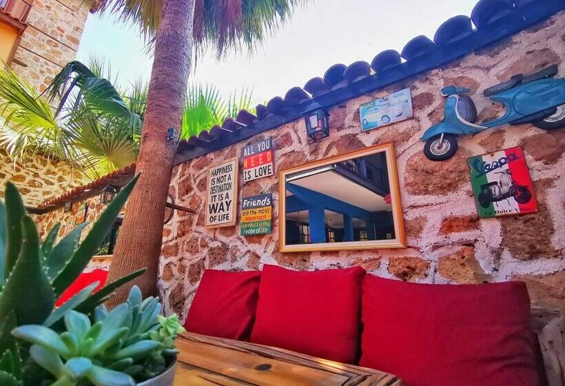 اتاق استاندارد سه نفره, Old House Hotel&pub