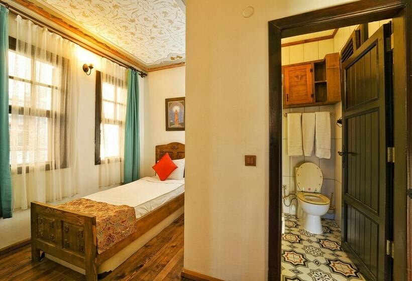 اتاق استاندارد سه نفره, Old House Hotel&pub