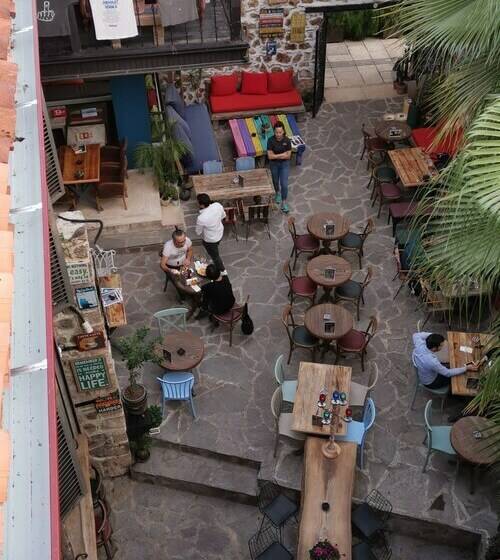 اتاق استاندارد سه نفره, Old House Hotel&pub