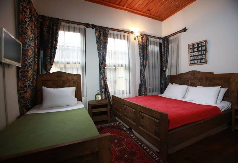 اتاق استاندارد سه نفره, Old House Hotel&pub