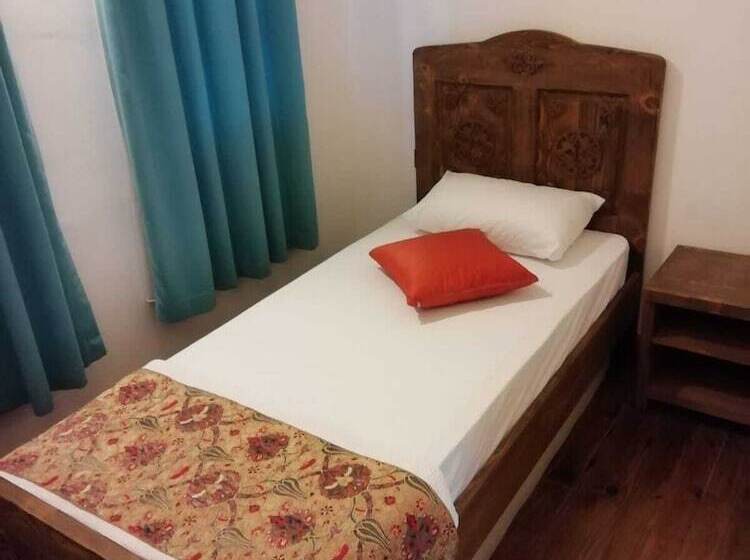 اتاق استاندارد سه نفره, Old House Hotel&pub