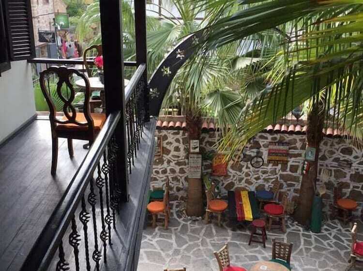 اتاق استاندارد سه نفره, Old House Hotel&pub