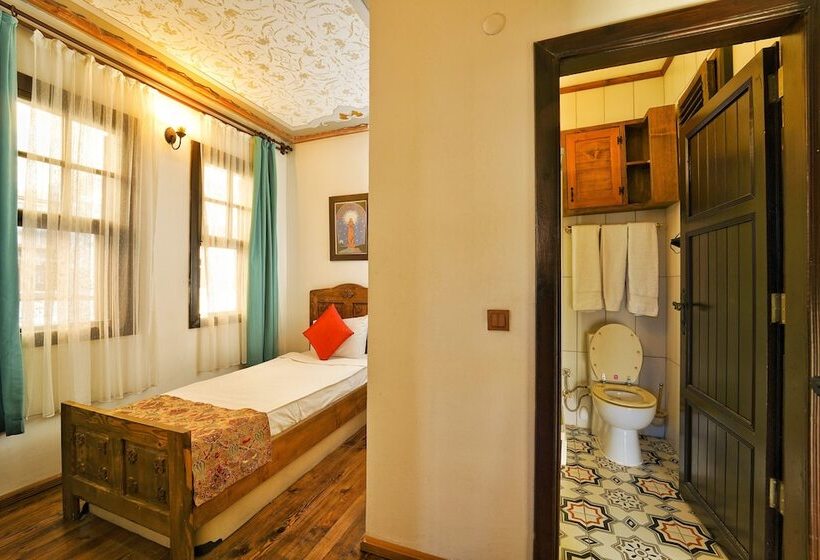 اتاق استاندارد سه نفره, Old House Hotel&pub