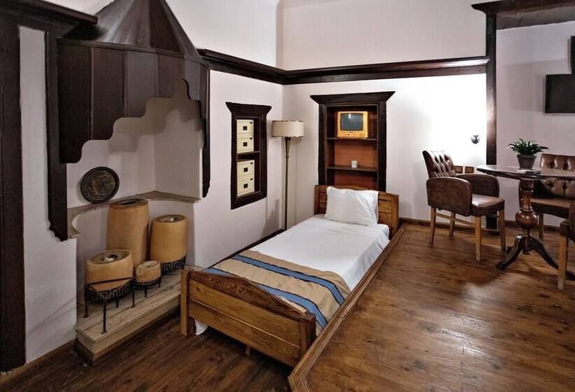 اتاق استاندارد چهار تخته, Old House Hotel&pub