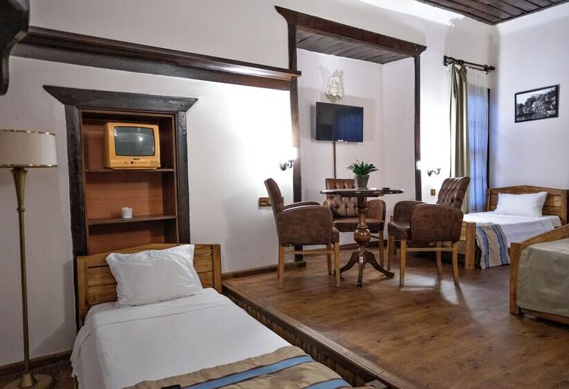 اتاق استاندارد چهار تخته, Old House Hotel&pub
