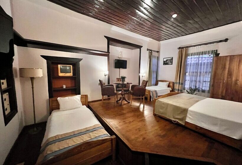 اتاق استاندارد چهار تخته, Old House Hotel&pub