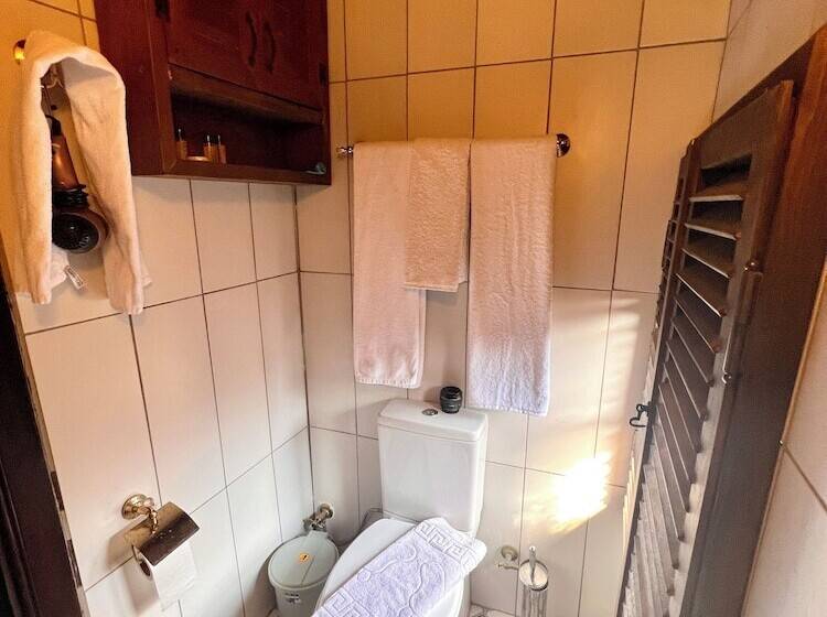 اتاق استاندارد چهار تخته, Old House Hotel&pub