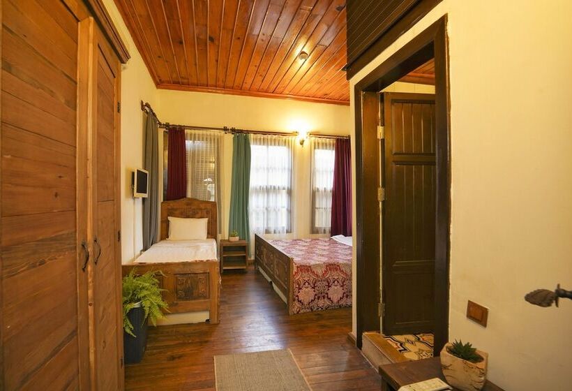 اتاق استاندارد سه نفره, Old House Hotel&pub