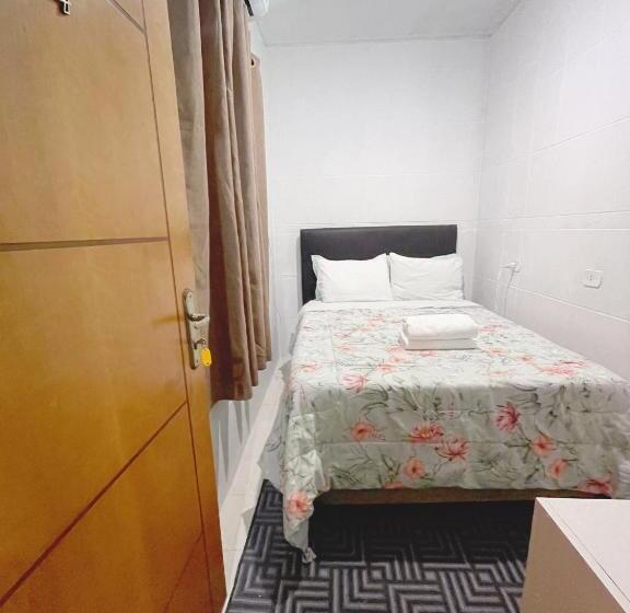 اتاق اکونومی یک تخته, Blue Hale