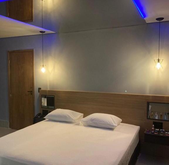 キングサイズベッドのスイートルーム, Drops Express Motel