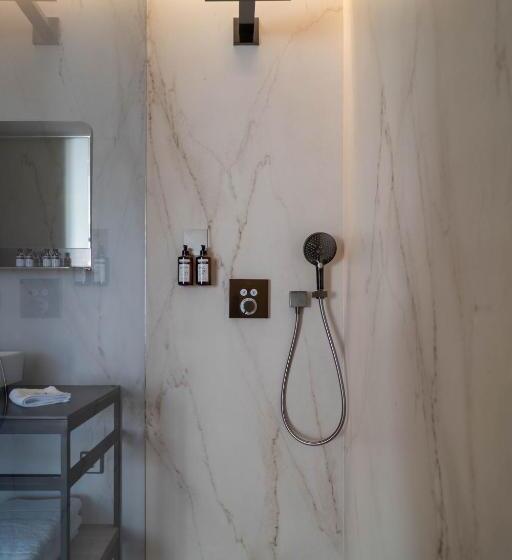 سوئیت با وان آب گرم, Es Desconecta2