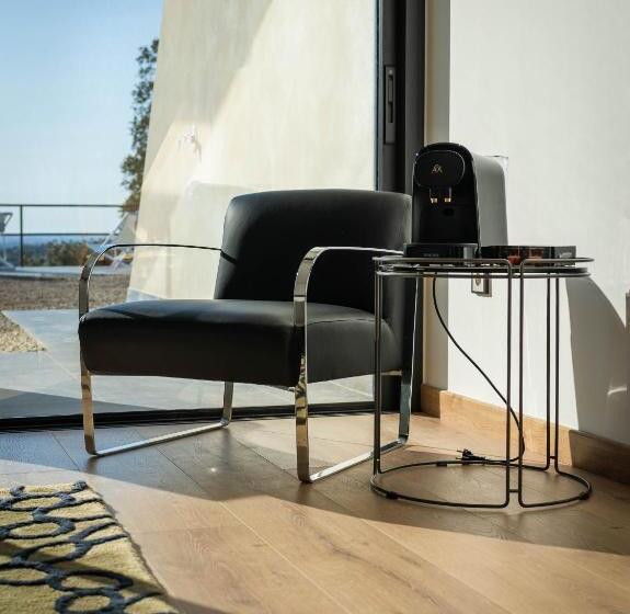 سوئیت با وان آب گرم, Es Desconecta2