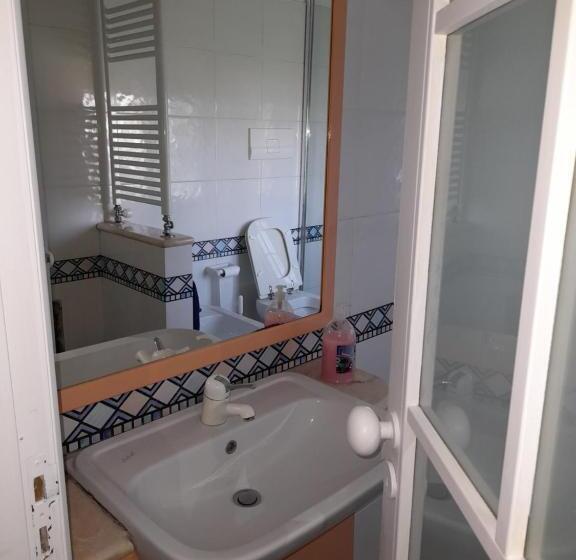 غرفة قياسية مطلّة علي حمام السباحة, Dimora Di Antonella B&b