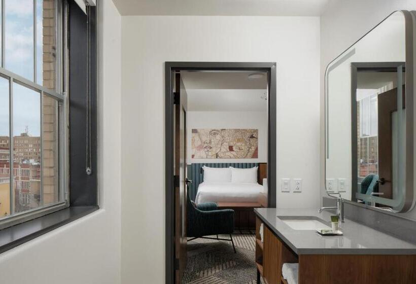 חדר סטנדרט, Forty Five, Macon, A Tribute Portfolio