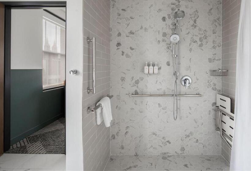 חדר סטנדרט, Forty Five, Macon, A Tribute Portfolio