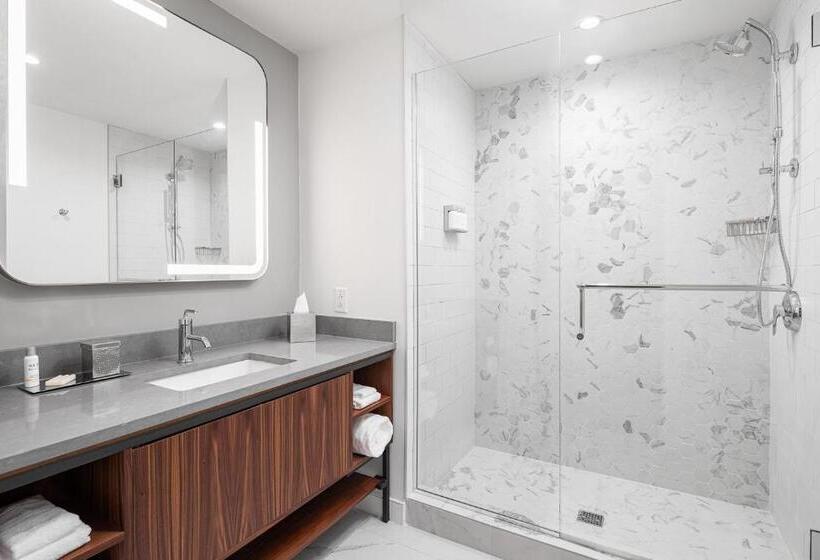 חדר סטנדרט, Forty Five, Macon, A Tribute Portfolio