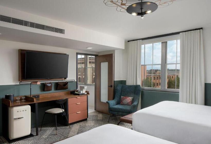 חדר סטנדרט, Forty Five, Macon, A Tribute Portfolio