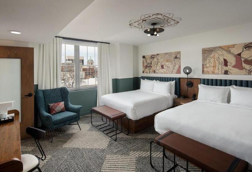 חדר סטנדרט, Forty Five, Macon, A Tribute Portfolio