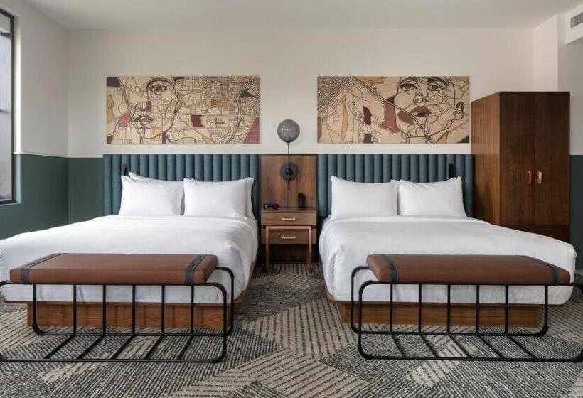 חדר סטנדרט, Forty Five, Macon, A Tribute Portfolio