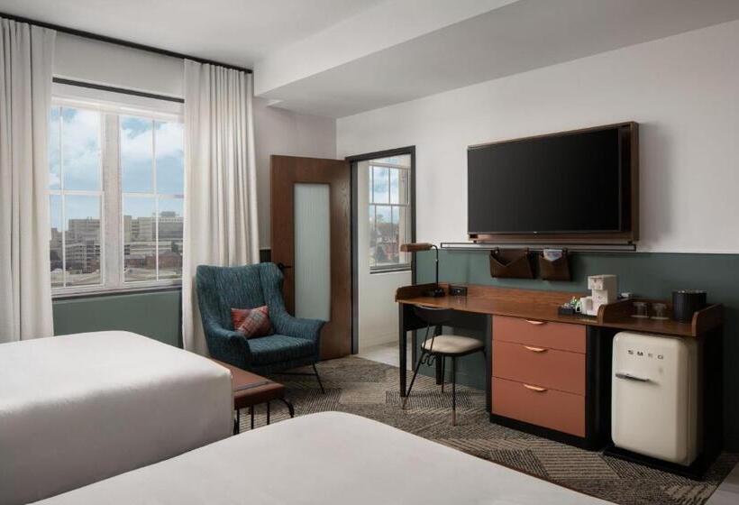 חדר סטנדרט, Forty Five, Macon, A Tribute Portfolio