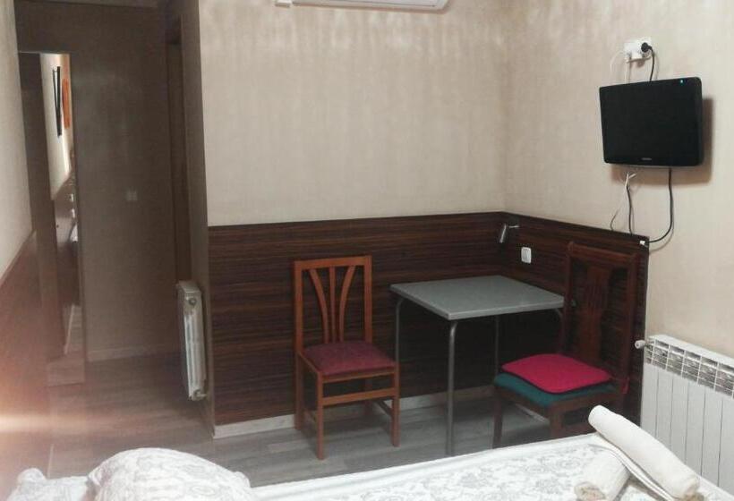 经济房, Hostal Escarla