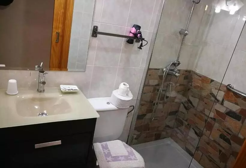 Standard Kolmen Hengen Huone, Hostal Escarla