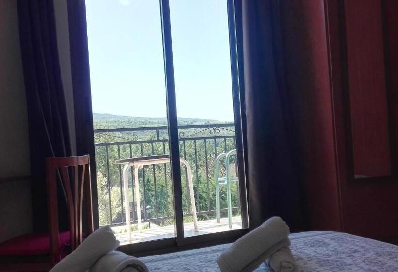 标准三人间, Hostal Escarla