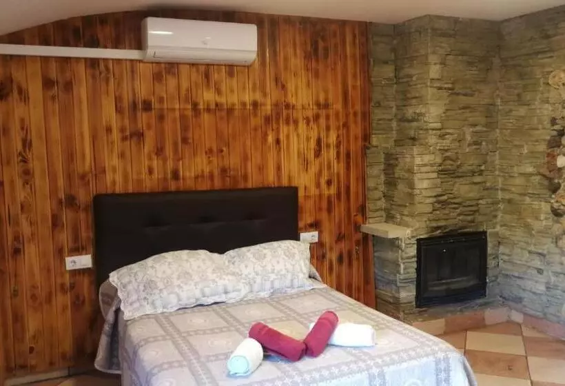 Standard Triple Room with Terrace, Hostal Escarla