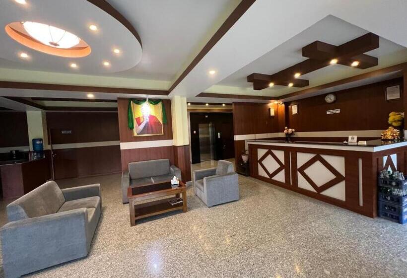 اتاق خانوادگی, Claire Inn