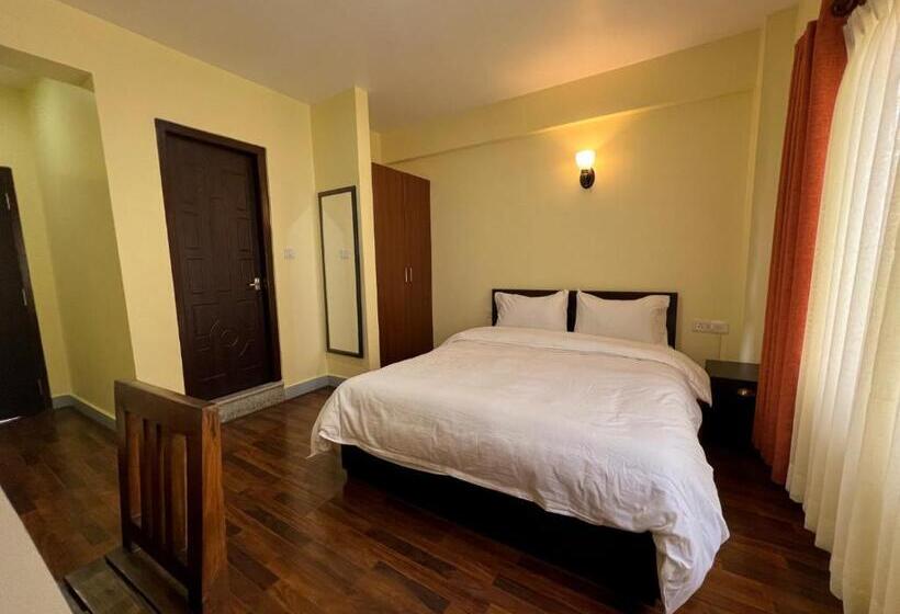 اتاق لوکس, Claire Inn