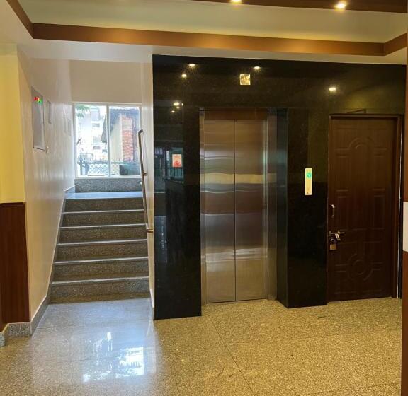 اتاق لوکس, Claire Inn