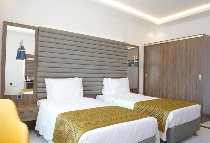 اتاق لوکس با چشمانداز شهر, Noor Land