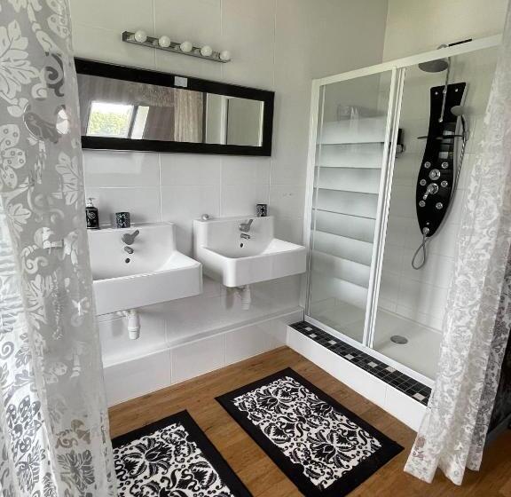 デラックストリプルルーム, La Métairie