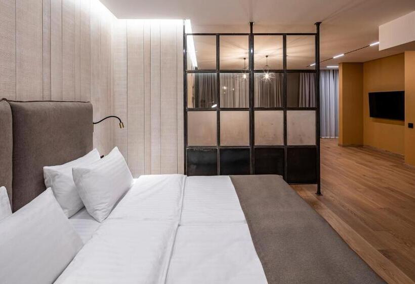 سوئیت با بالکن, Loft7
