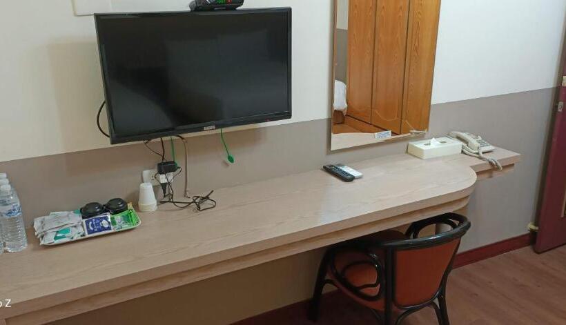 اتاق استاندارد یک نفره, Min Chiao