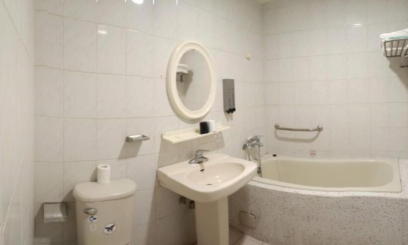 اتاق استاندارد یک نفره, Min Chiao