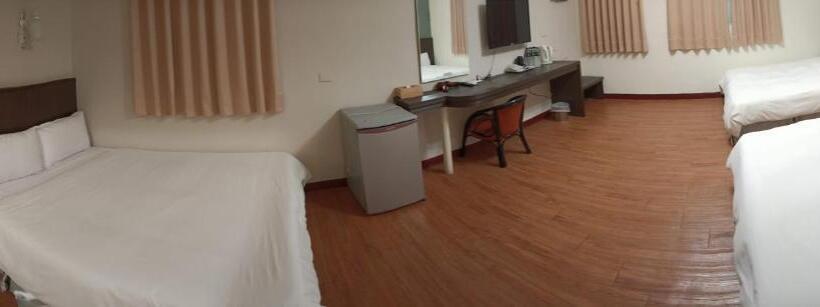 سوئیت جونیور خانوادگی, Min Chiao