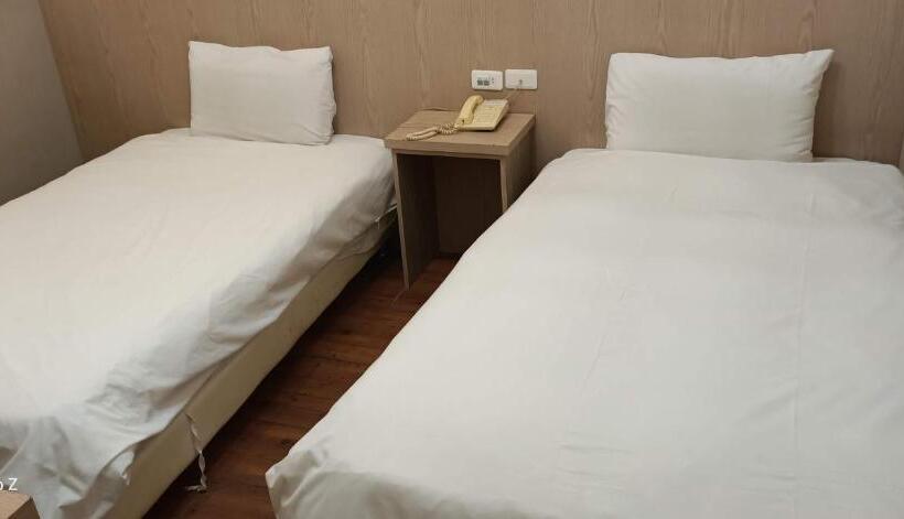 اتاق عادی, Min Chiao