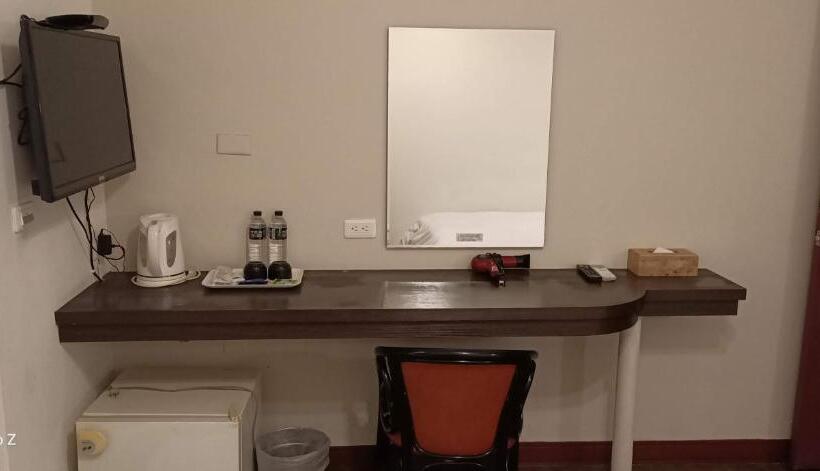 اتاق عادی, Min Chiao