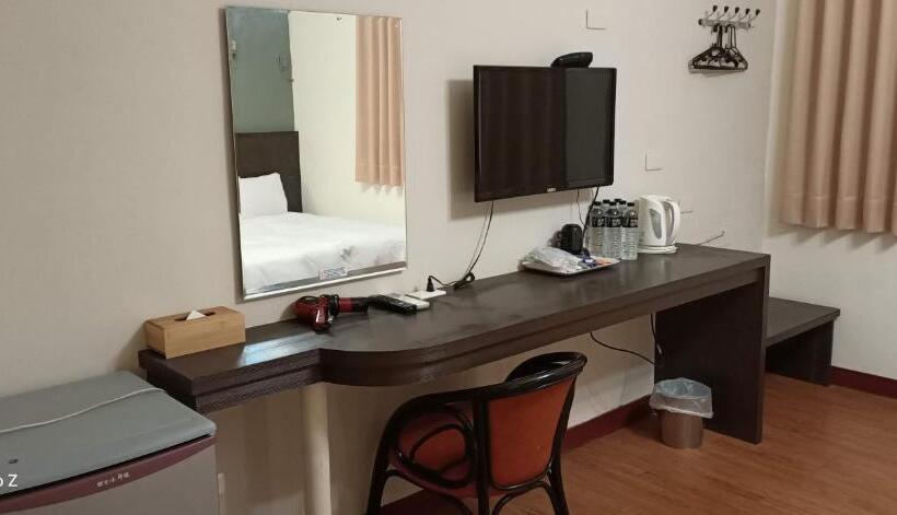 اتاق عادی, Min Chiao