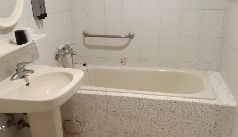 اتاق عادی, Min Chiao