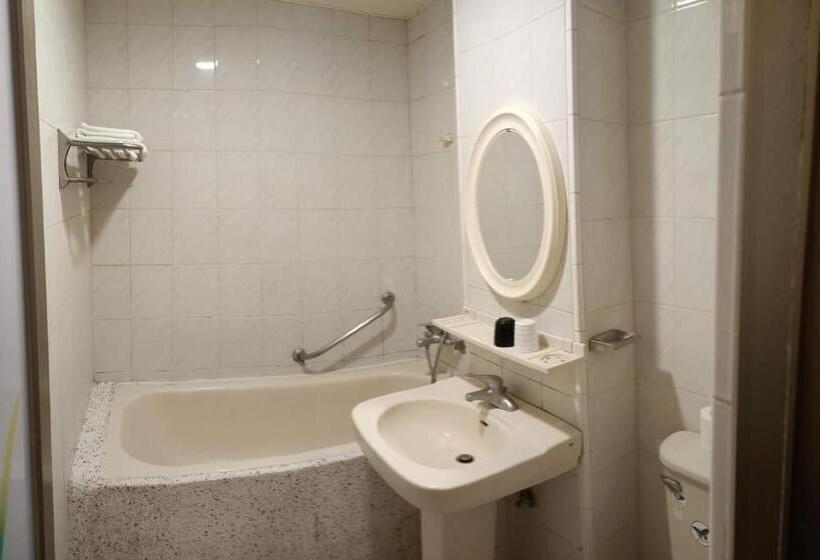 اتاق سوپریور خانوادگی, Min Chiao