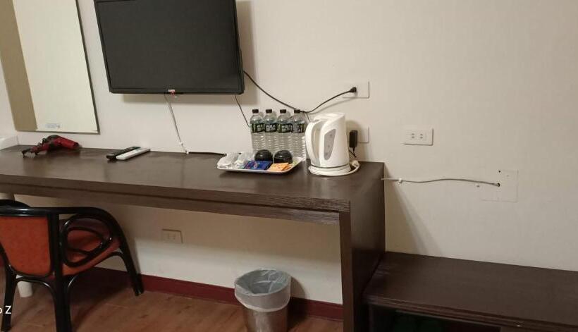 تختخواب در اتاق مشترک, Min Chiao