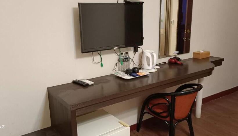 تختخواب در اتاق مشترک, Min Chiao