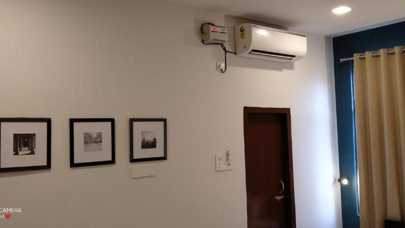 اتاق لوکس, Swastik Inn