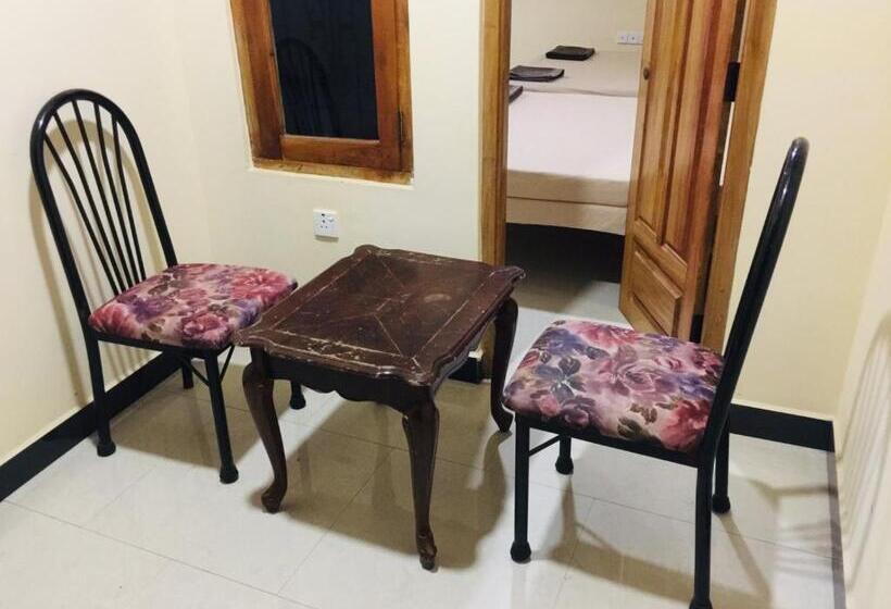 اتاق خانوادگی, Senthil Complex