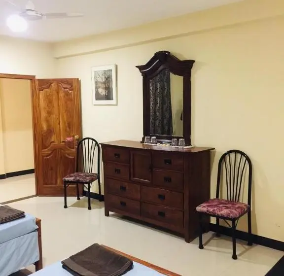 Quarto Familiar, Senthil Complex