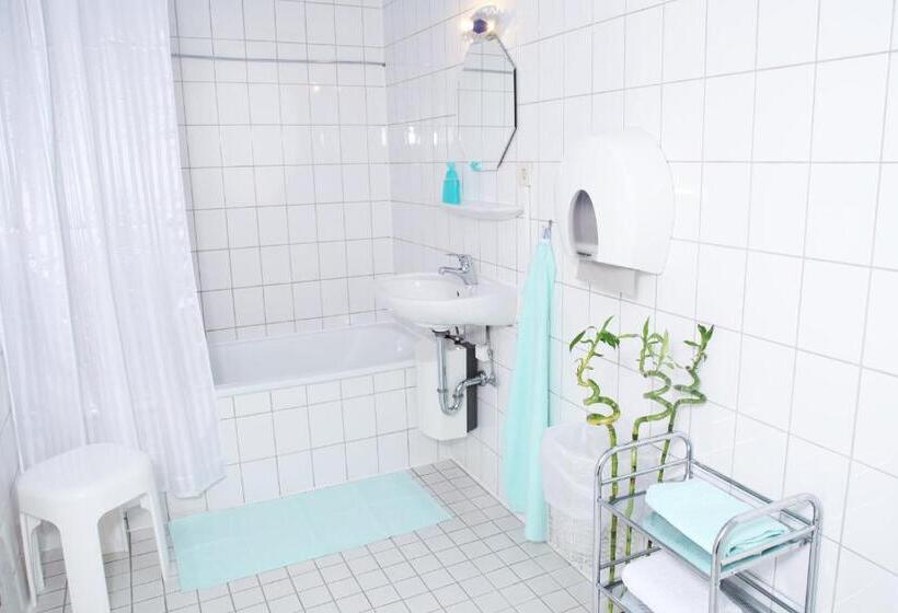 标准三人间共用浴室, Pension Am Rathaus